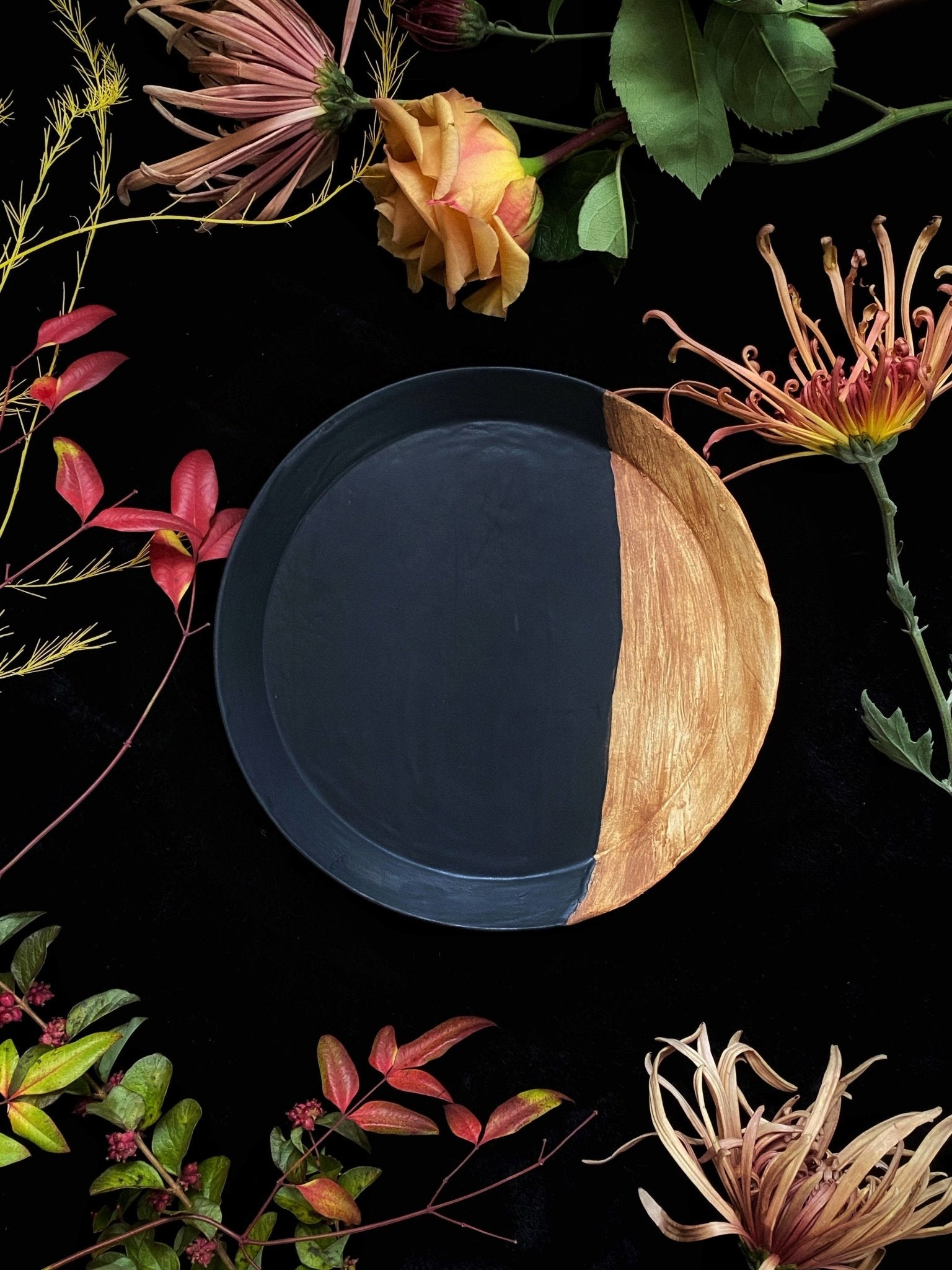 Platos y vajilla de color negro mate con textura de madera