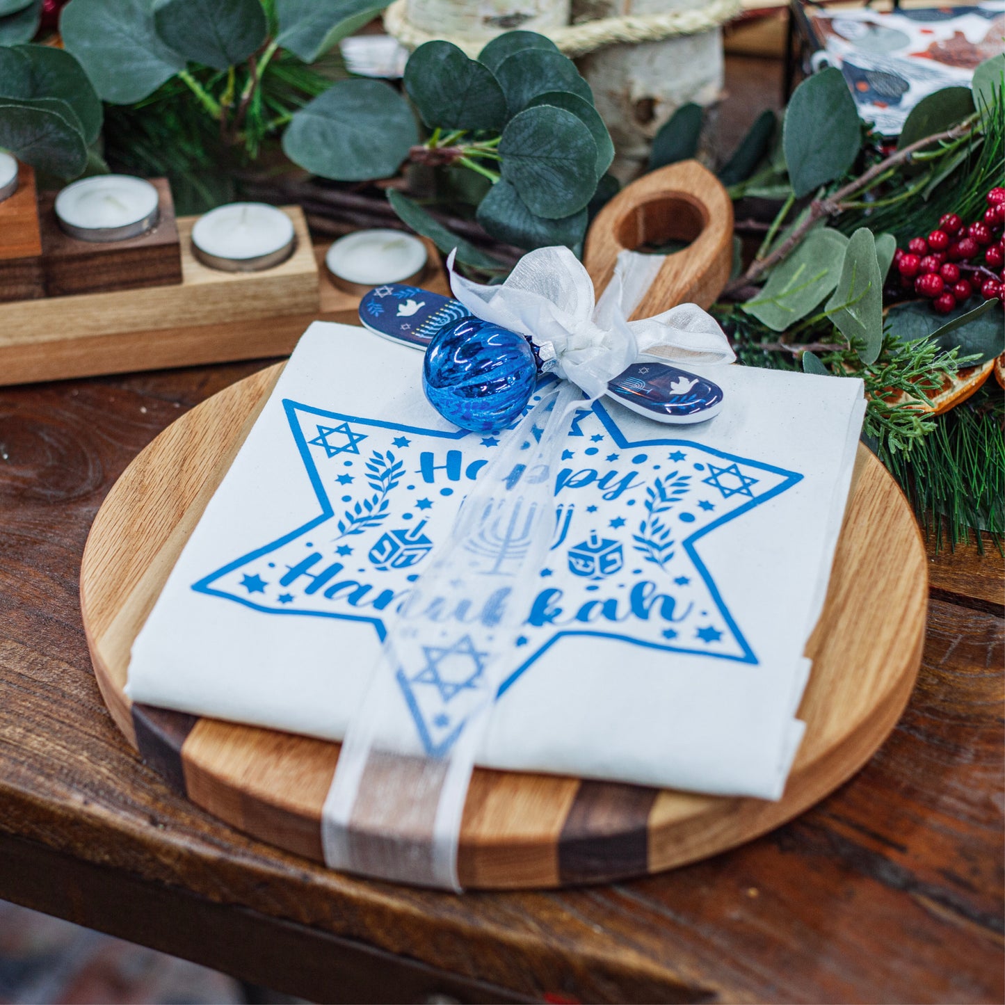 Small round (9") cheese board with handle/Hanukkah tea towel and melamine spreader