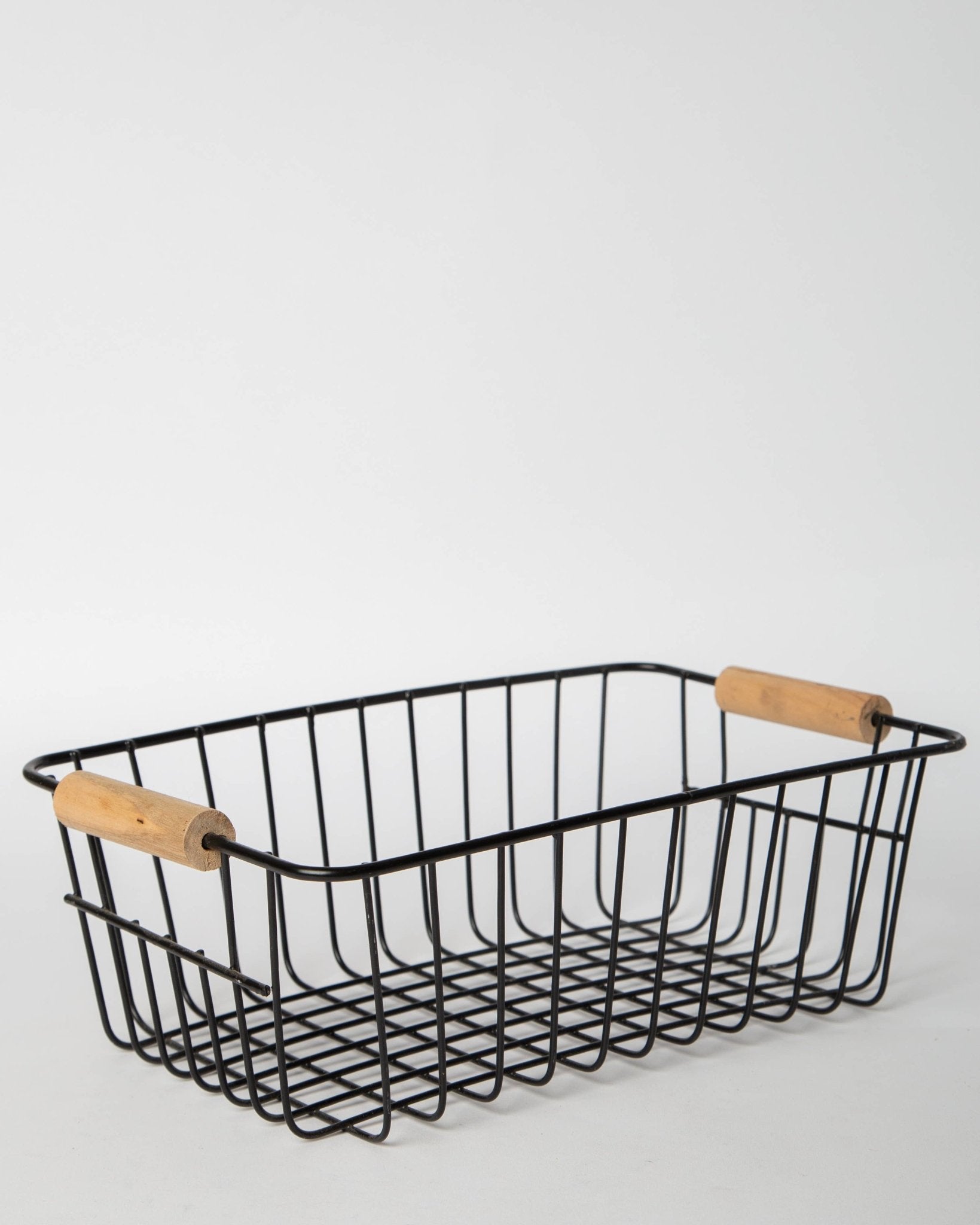 Porto Boutique - 330 - Iron Basket with wooden handles - Fenwick & OliverPorto Boutique - 330 - Iron Basket with wooden handlesPorto BoutiqueFenwick & OliverCF11810MMBLC11